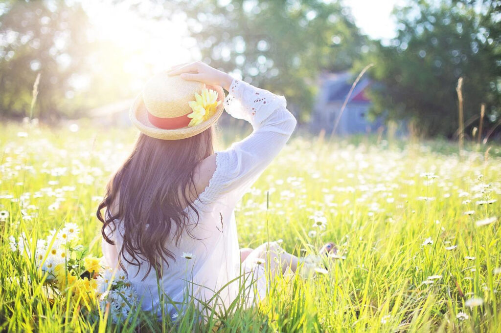 女性　野原　花　防止　太陽　自然