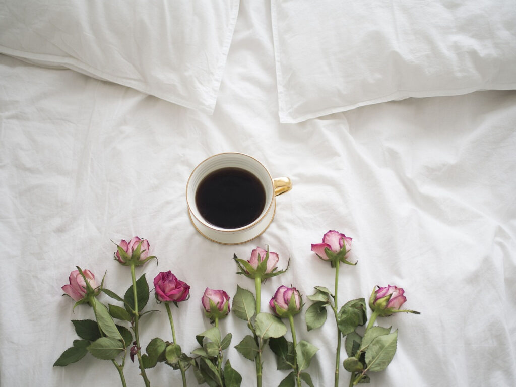 コーヒー　ベッド　花　バラ