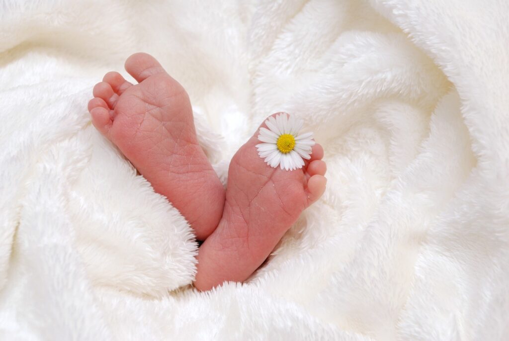 赤ちゃん　足　小さい　花　毛布